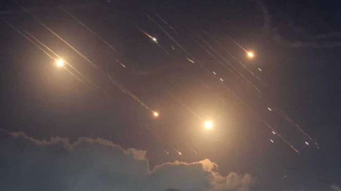 Serangan rudal Iran ke wilayah Israel pada Minggu malam
