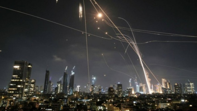 Ilustrasi serangan rudal Iran ke wilayah Israel