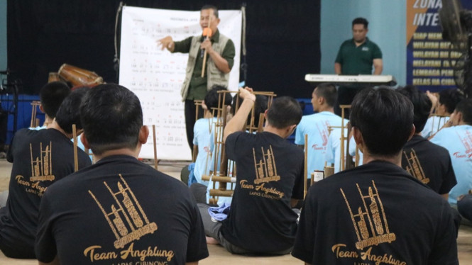 Sejumlah warga binaan Lapas Cibinong sedang belajar angklung, Jum'at (12/6/2026).