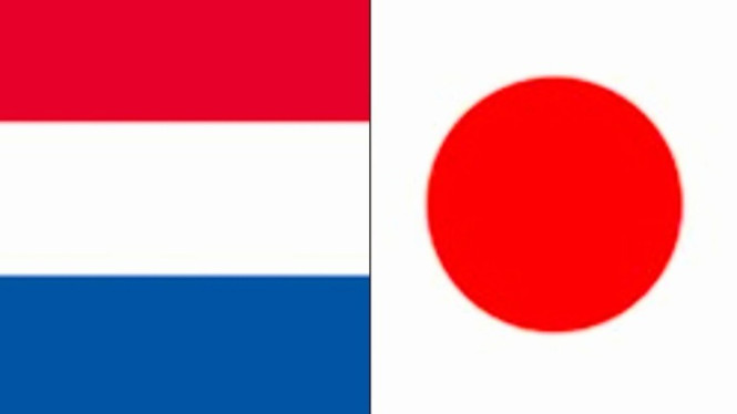 Bendera Belanda dan bendera Jepang.