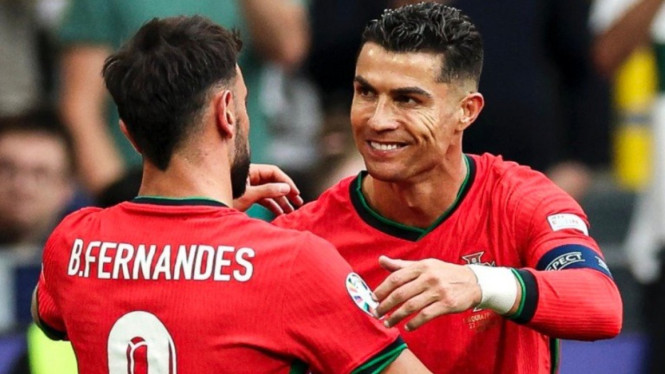 Cristiano Ronaldo (kanan).