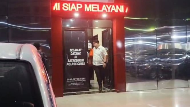 Polisi ringkus Kadis Perkimtan Gowa Abdullah (baju orange) terkait korupsi PBG