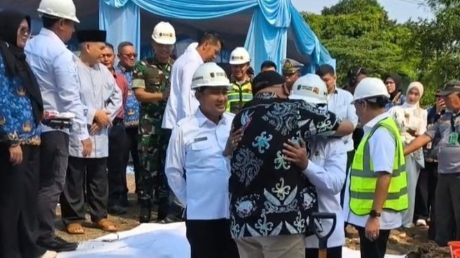 Tangis haru Pradi dipelukan Wali Kota Depok Supian Suri terkait proyek Jalan Sawangan