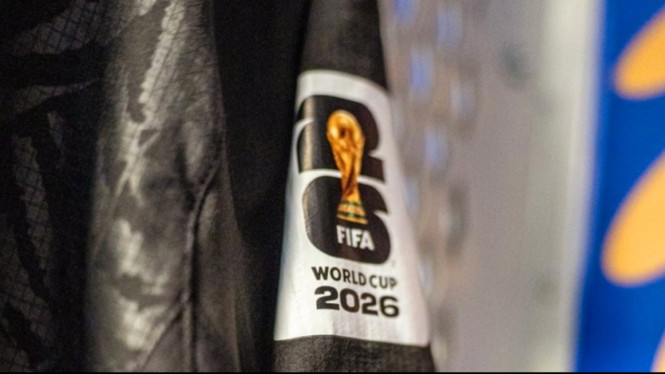 Logo Piala Dunia 2026 di jersey Selandia Baru.