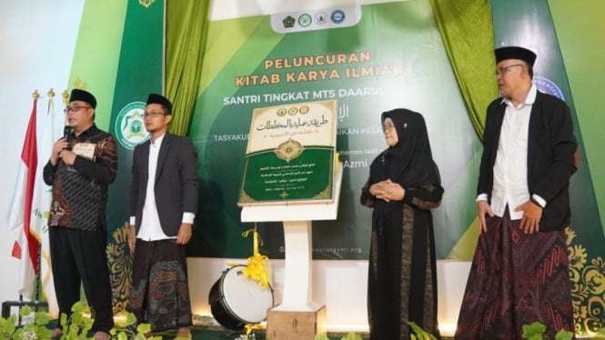 Peluncuran Kitab Karya Ilmiah Santri tingkat Madrasah Tsanawiyah (MTs) Daarul Azmi
