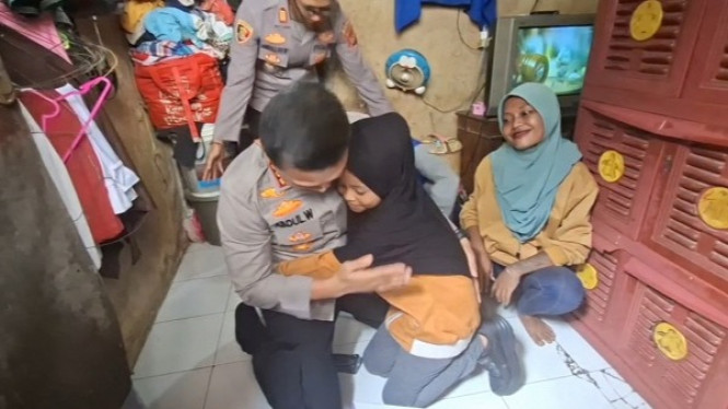 Novi tak kuasa menahan haru ketika mendapat perhatian Kapolres Depok
