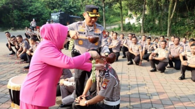 121 Polisi Depok Mandi Kembang Usai Naik Pangkat, Ini Makna di Baliknya
