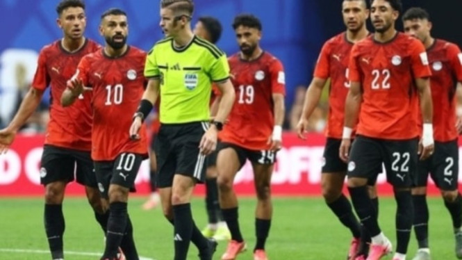 Potret Francois Letexier saat memimpin laga Argentina vs Mesir