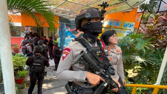 Tim Gegana sisir lokasi teror bom di sekolah