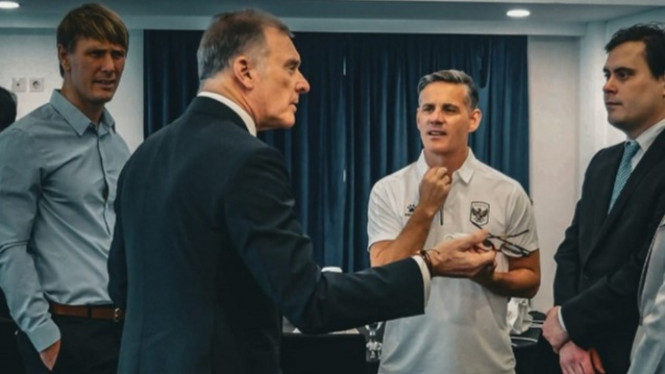Pelatih Timnas Indonesia John Herdman baju putih