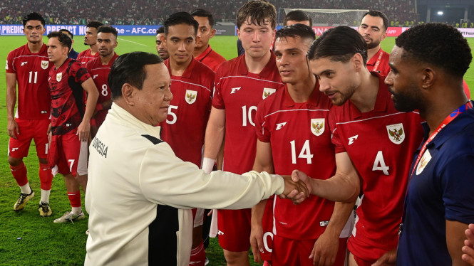 Presiden RI Prabowo Subianto bersama Timnas Indonesia
