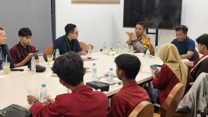 Kapolres Metro Depok Kombes Abdul Waras diskusi bersama mahasiswa