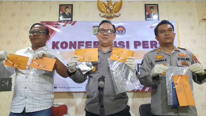Polisi menunjukkan barang bukti kasus pencurian di Polsek Cinere, Kota Depok.