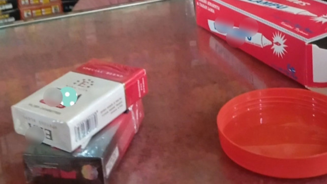 Rokok ilegal merek Era di jual bebas di Desa Mekar Sari, Kubu Raya