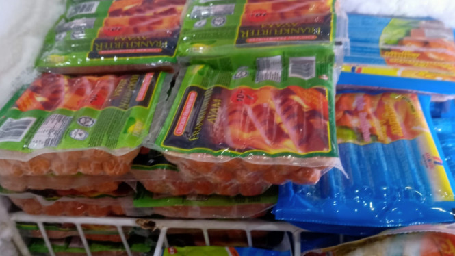 Sosis ilegal dijual di sejumlah warung di Tebas, Sambas