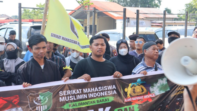 Mahasiswa menggelar demonstrasi di Polda Kalbar