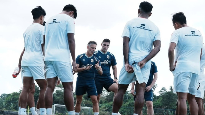 Pelatih Timnas Indonesia John Herdman saat memberikan arahan kepada pemain saat sesi latihan.