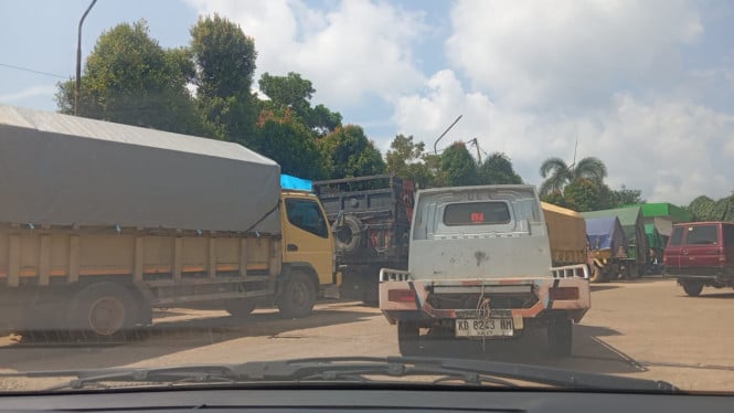 Sejumlah mobil pelangsir berada di SPBU Telabang
