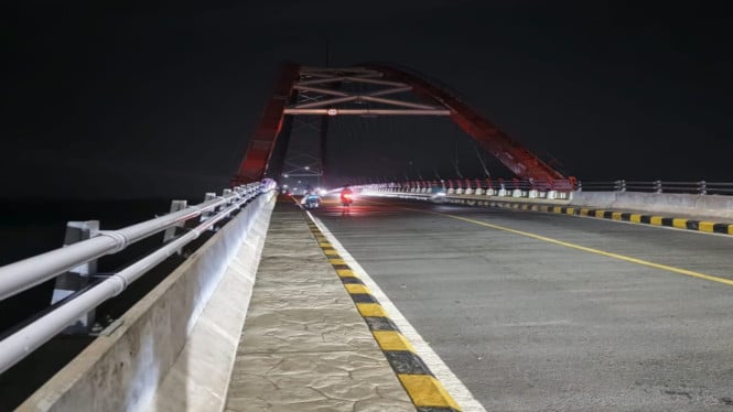 Lampu penerangan Jembatan Sungai Sambas Besar padam