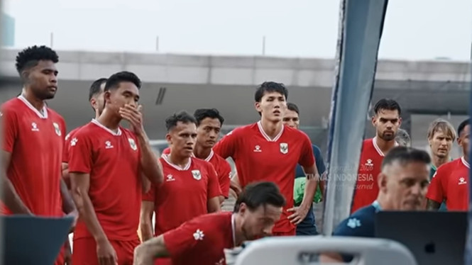 Skuad Timnas Indonesia saat mendengarkan arahan pelatih John Herdman.
