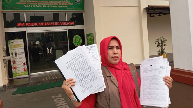 Yusnelli mendatangi kantor Pengadilan Negeri (PN) Pontianak