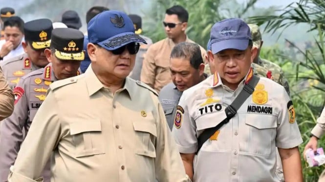 Presiden RI Prabowo Subiantor meninjau kebakaran lahan di Desa Limbung