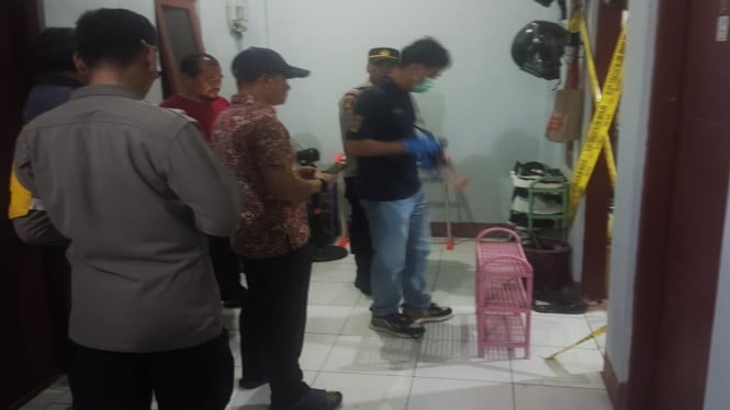 Polisi olah TKP kosan mahasiswa UI ditemukan tewas