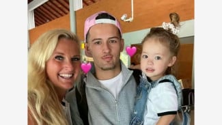 Justin Hubner Santai Gendong Kamari di Bandara, Komentar Jennifer Coppen Bikin Baper