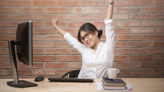 Kerja Kantor Bikin Badan Sakit? Atasi dengan 5 Stretching Simple Ini