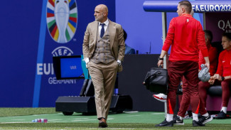 Dari Lapangan ke Fashion Week? Gaya Pelatih Bola Eropa Bikin Fans Lupa Skor!