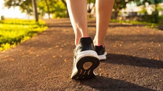 5 Tips Jalan Kaki untuk Menghindari Nyeri Pinggul
