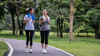 Rutin Jalan Kaki Bisa Turunkan Risiko Penyakit, Berapa Target Langkah Sehatnya?
