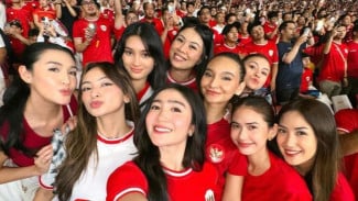5 Outfit Stylish Saat Nonton Bola, Auto Jadi Fashion Icon