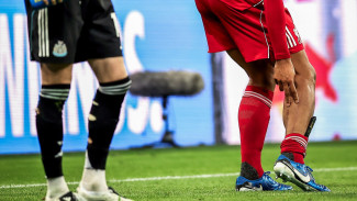 Bikin Merinding! Tekel Horor Gordon Tinggalkan Bekas Memar di Kaki Van Dijk