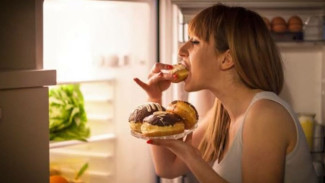 Stop Makan Malam Jam Segini! Ternyata Ini Alasan Kenapa Perut Buncit Susah Hilang