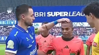 Marc KlokTerancam Sanksi Usai Gestur Elus Kepala Wasit Viral