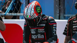 Bezzecchi Minta Maaf Usai Tabrak Marc Marquez di Mandalika