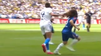 Standar Ganda VAR? Insiden Calvert-Lewin Tarik Rambut Cucurella, Bebas Sanksi!
