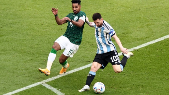 Lionel Messi pakai sepatu mahal