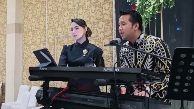 Wagub Emik Dardak nyanyi di resepsi Megawati Hangestri