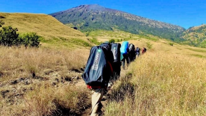 Pendaki menyusuri rute di Gunung Rinjani
