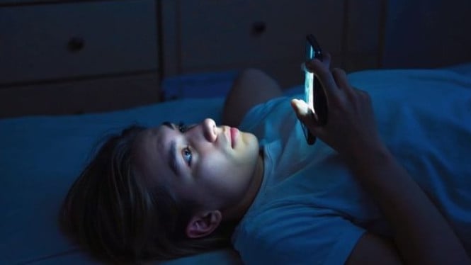 ilustrasi hp saat tidur