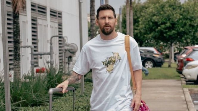 Outfit Santai Messi saat Jalan di Miami