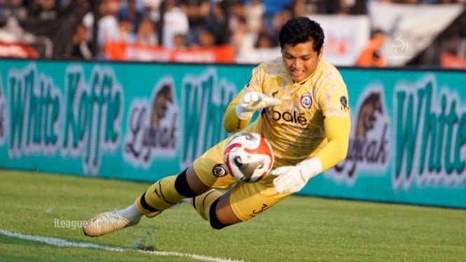 penjaga gawang Arema FC, Adi Satryo.