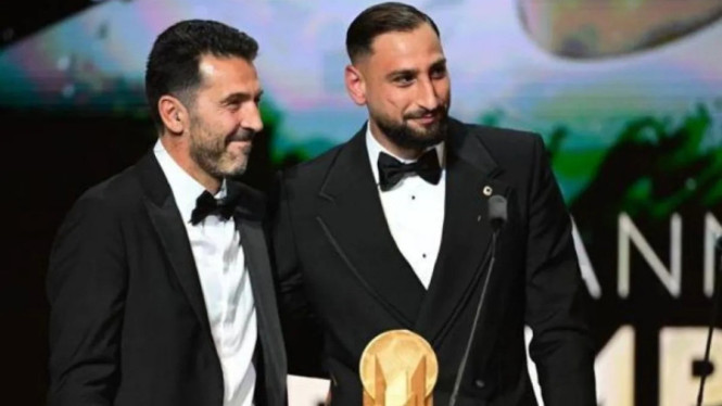 Donnarumma menerima penghargaan Yashin Trophy 2025