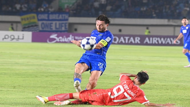 Kapten Persib Marc Klok melepas tembakan saat menghadapi The Cong-Viettel