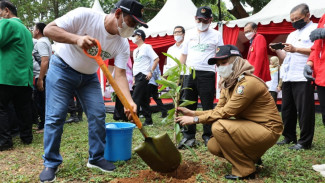 Di Unhas, Menteri Muhadjir Ikut Tanam Pohon Secara Simbolis