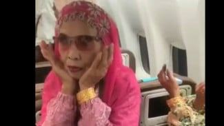 Viral Jemaah Haji Bugis-Makassar Berdandan di Dalam Pesawat