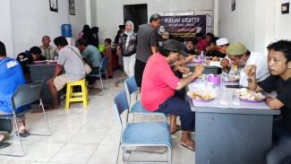 Warkop di Makassar Setiap Jumat Jadi Rumah Makan Gratis