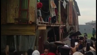 Rumah Pelaku Pembunuh Anak di Makassar Dihancurkan Warga